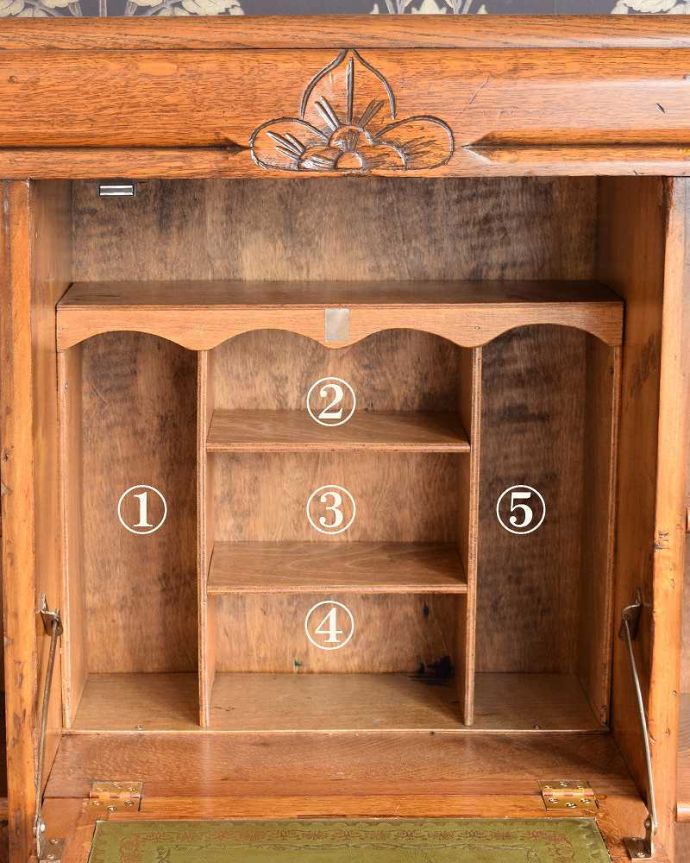 ビューロー　アンティーク家具　イギリスの便利なアンティーク家具、本棚とデスクが一つになったサイドバイサイド。デスク部分にはお片付け上手のヒミツ細々としたものがキレイに収納できるように細かく仕切られているので、いろんなものをスッキリ片付けられます。(q-1446-f)