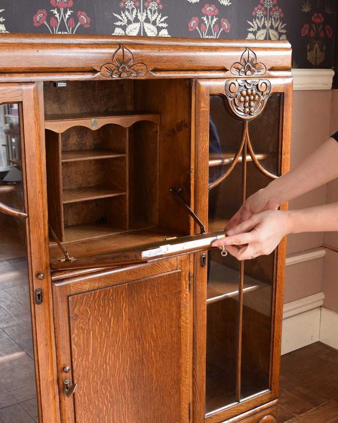 ビューロー　アンティーク家具　イギリスの便利なアンティーク家具、本棚とデスクが一つになったサイドバイサイド。あっという間にデスクに変身フラップ扉を前に倒すだけで、あっという間にデスクが登場！どんな場所でも使えるデスクです。(q-1446-f)