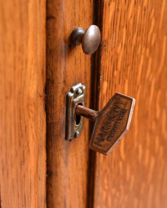 ビューロー　アンティーク家具　イギリスの便利なアンティーク家具、本棚とデスクが一つになったサイドバイサイド。アンティークらしいデザイン取っ手のデザインも美しいです。(q-1446-f)