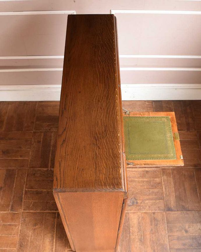 ビューロー　アンティーク家具　イギリスの便利なアンティーク家具、本棚とデスクが一つになったサイドバイサイド。上から見てみましょう天板の上から見てみるとこんな感じで奥行きが浅い家具なんです。(q-1446-f)