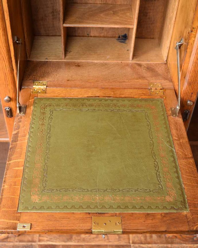 ビューロー　アンティーク家具　イギリスの便利なアンティーク家具、本棚とデスクが一つになったサイドバイサイド。やっぱり気になるデスク部分デスク部分の天板を近づいて見てみるとこんな感じです。(q-1446-f)