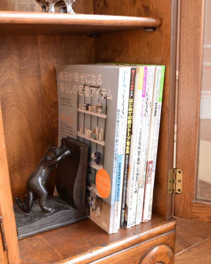 ビューロー　アンティーク家具　イギリスの便利なアンティーク家具、本棚とデスクが一つになったサイドバイサイド。A4サイズも収納出来ちゃう優れものA4サイズの雑誌までしっかり収納出来ちゃう大きさ。(q-1446-f)