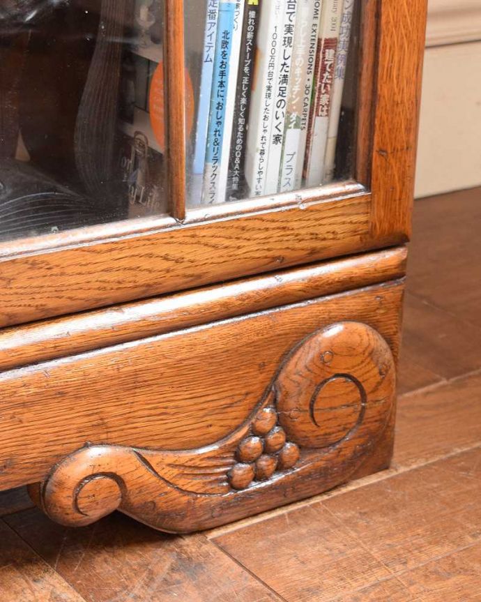 ビューロー　アンティーク家具　イギリスの便利なアンティーク家具、本棚とデスクが一つになったサイドバイサイド。女性でも運べちゃう理由は･･･Handleのアンティークは、女性1人でも移動が出来るように、脚の裏にフェルトキーパーをお付けしています。(q-1446-f)