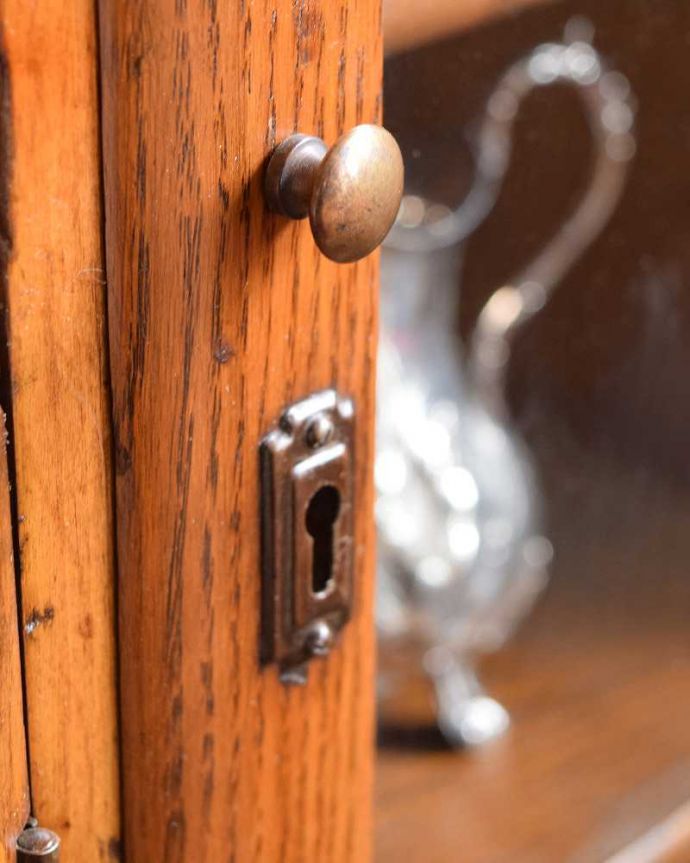 ビューロー　アンティーク家具　イギリスの便利なアンティーク家具、本棚とデスクが一つになったサイドバイサイド。開けるたびに、ワクワク･･･ 引き出しの取っ手を持って開ける度にまるで宝箱を開ける気分です。(q-1446-f)