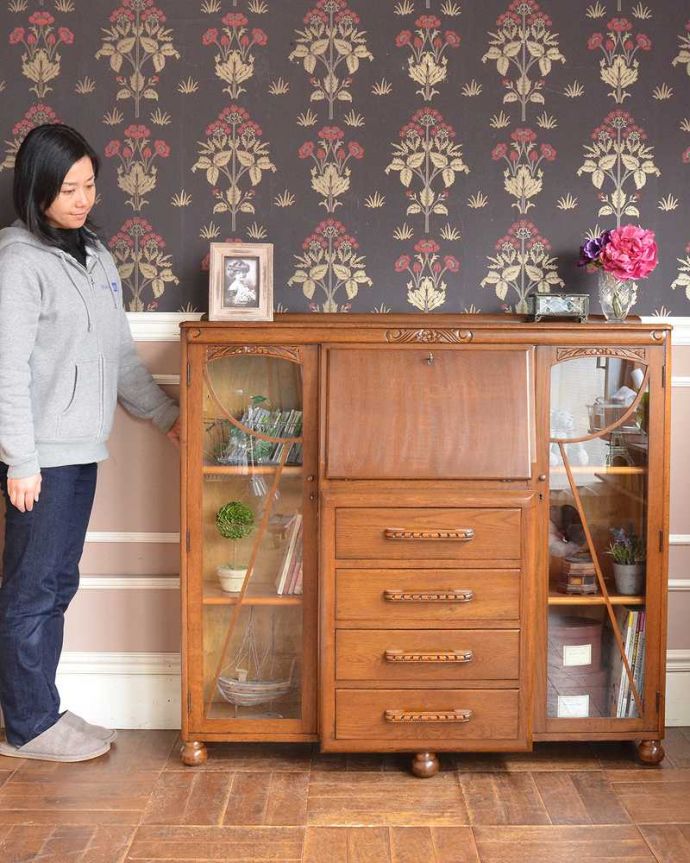 ビューロー　アンティーク家具　リビングで使えるアンティーク英国家具、お花の彫刻が可愛いサイドバイサイド。1つで3役こなしちゃう便利な家具パッと見た目はガラスキャビネットなのに、デスク機能も備えたサイドバイサイド。(q-1447-f)