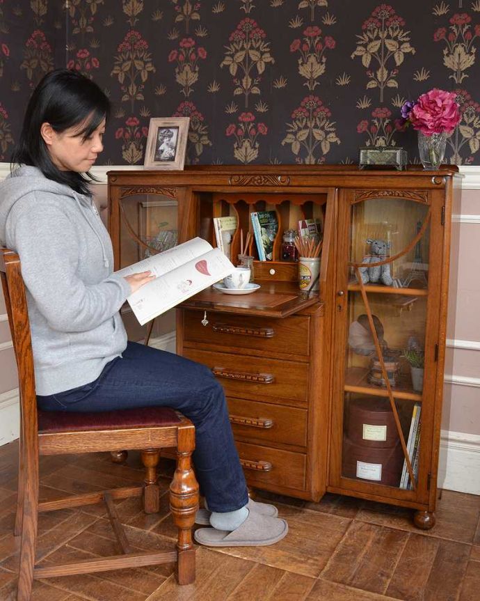 ビューロー　アンティーク家具　リビングで使えるアンティーク英国家具、お花の彫刻が可愛いサイドバイサイド。あっという間に自分だけのデスクスペース扉を前に倒すと小さなビューローが。(q-1447-f)