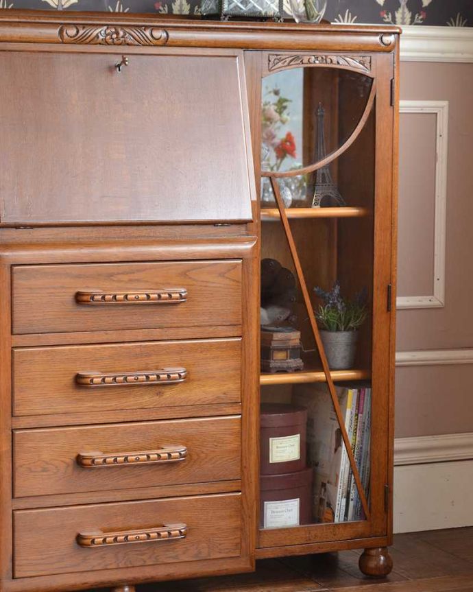 ビューロー　アンティーク家具　リビングで使えるアンティーク英国家具、お花の彫刻が可愛いサイドバイサイド。アンティークらしいガラス扉の美しさ見た目はガラス扉のキャビネット。(q-1447-f)