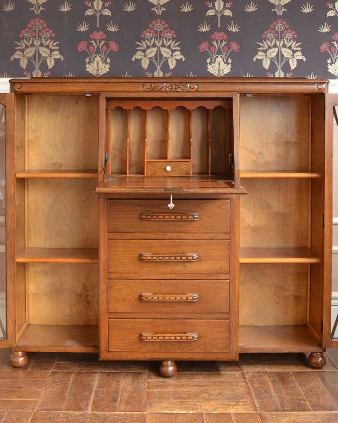 ビューロー　アンティーク家具　リビングで使えるアンティーク英国家具、お花の彫刻が可愛いサイドバイサイド。扉を開けてみると･･･専門の職人がしっかり修復したので、扉の中もこんな感じでキレイです。(q-1447-f)