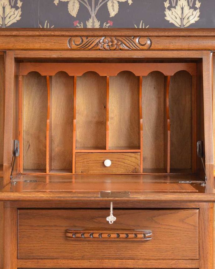 ビューロー　アンティーク家具　リビングで使えるアンティーク英国家具、お花の彫刻が可愛いサイドバイサイド。デスク部分にはお片付け上手のヒミツ細々としたものがキレイに収納できるように細かく仕切られているので、いろんなものをスッキリ片付けられます。(q-1447-f)