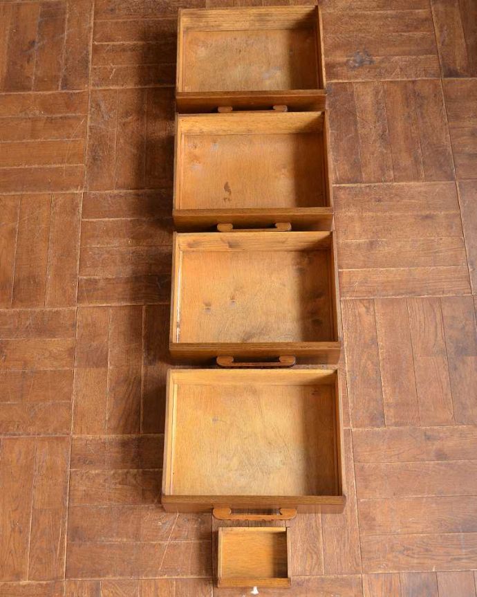 ビューロー　アンティーク家具　リビングで使えるアンティーク英国家具、お花の彫刻が可愛いサイドバイサイド。もちろん引き出しの中もキレイに仕上げました引き出しの中は特にこだわって修復している場所。(q-1447-f)