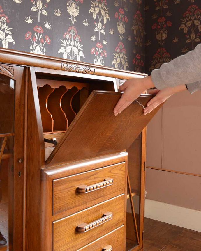 ビューロー　アンティーク家具　リビングで使えるアンティーク英国家具、お花の彫刻が可愛いサイドバイサイド。あっという間にデスクに変身フラップ扉を前に倒すだけで、あっという間にデスクが登場！どんな場所でも使えるデスクです。(q-1447-f)