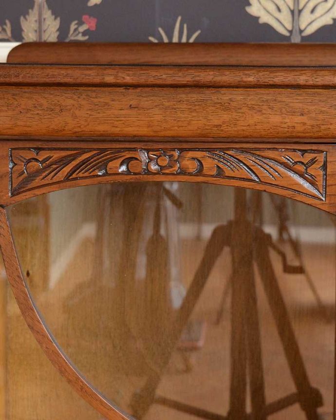 ビューロー　アンティーク家具　リビングで使えるアンティーク英国家具、お花の彫刻が可愛いサイドバイサイド。いろんな場所にこだわり彫のデザインもいろいろです。(q-1447-f)