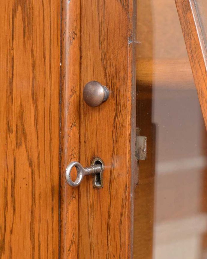 ビューロー　アンティーク家具　リビングで使えるアンティーク英国家具、お花の彫刻が可愛いサイドバイサイド。アンティークらしいデザイン取っ手のデザインも美しいです。(q-1447-f)