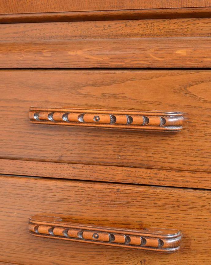 ビューロー　アンティーク家具　リビングで使えるアンティーク英国家具、お花の彫刻が可愛いサイドバイサイド。開けるたびに、ワクワク･･･ 引き出しの取っ手を持って開ける度にまるで宝箱を開ける気分です。(q-1447-f)