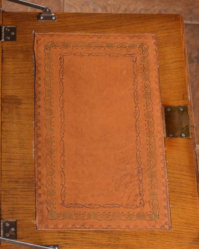 ビューロー　アンティーク家具　リビングで使えるアンティーク英国家具、お花の彫刻が可愛いサイドバイサイド。やっぱり気になるデスク部分デスク部分の天板を近づいて見てみるとこんな感じです。(q-1447-f)