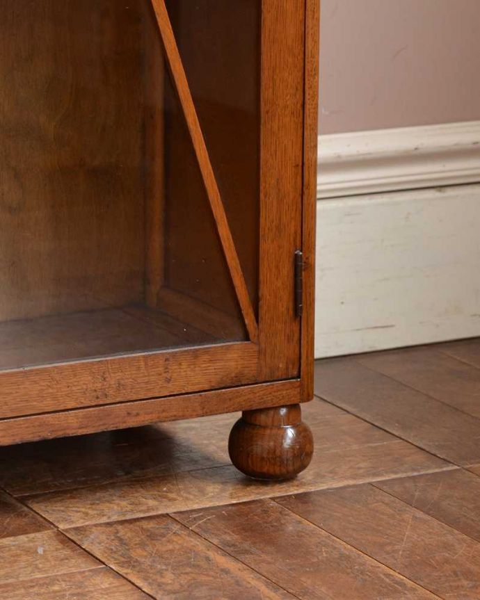 ビューロー　アンティーク家具　リビングで使えるアンティーク英国家具、お花の彫刻が可愛いサイドバイサイド。女性でも運べちゃう理由は･･･Handleのアンティークは、女性1人でも移動が出来るように、脚の裏にフェルトキーパーをお付けしています。(q-1447-f)