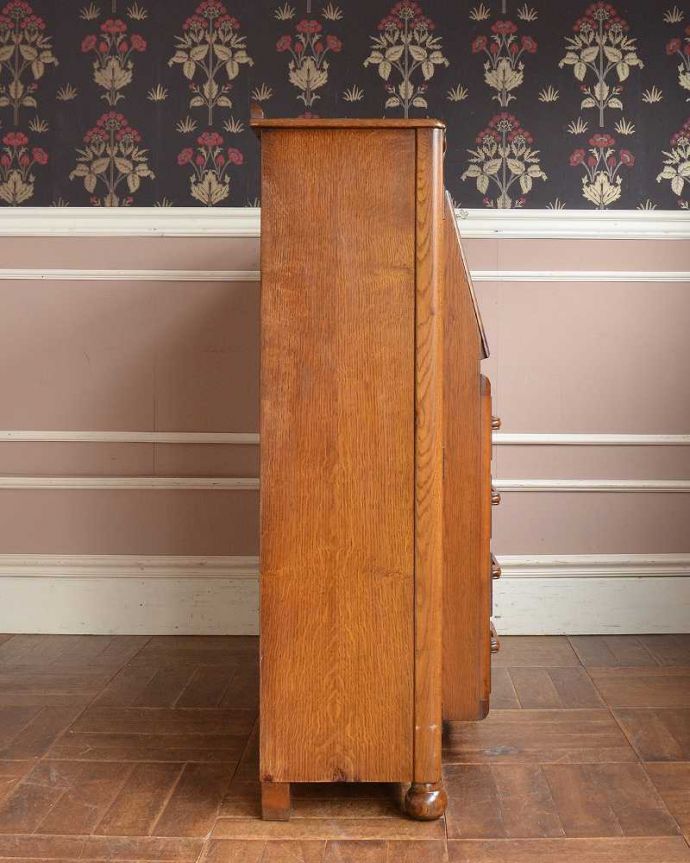 ビューロー　アンティーク家具　リビングで使えるアンティーク英国家具、お花の彫刻が可愛いサイドバイサイド。横から見るとこんな感じ。(q-1447-f)