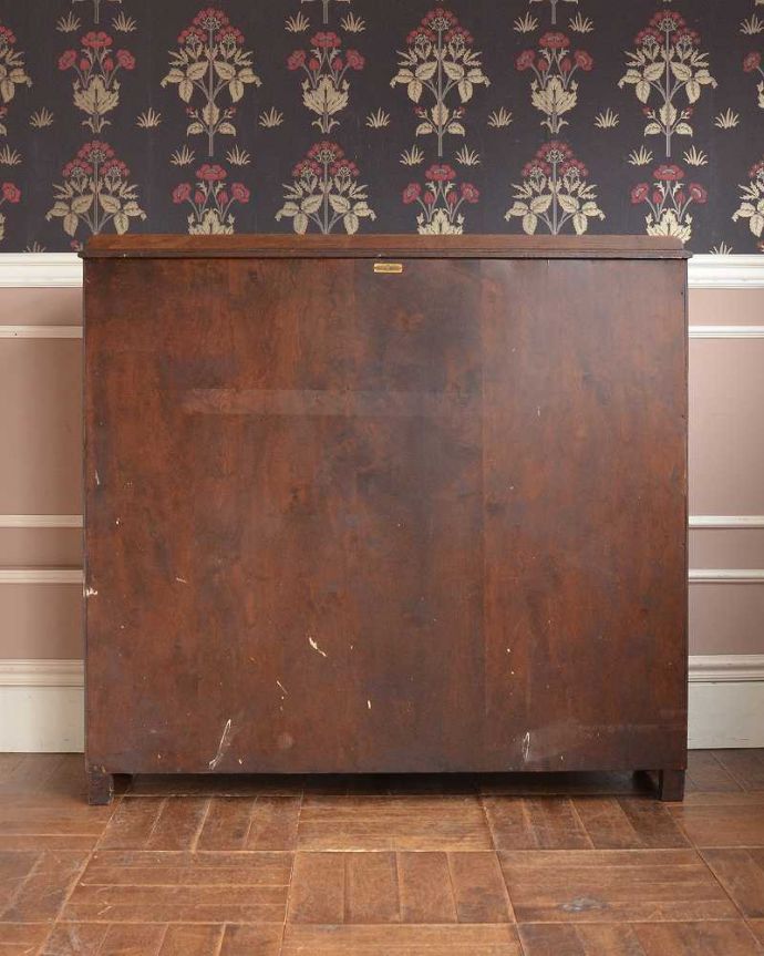 ビューロー　アンティーク家具　リビングで使えるアンティーク英国家具、お花の彫刻が可愛いサイドバイサイド。もちろん、後ろ姿もキレイです。(q-1447-f)