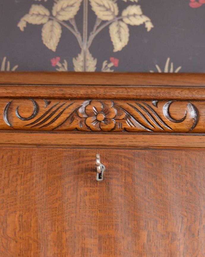 ビューロー　アンティーク家具　リビングで使えるアンティーク英国家具、お花の彫刻が可愛いサイドバイサイド。惚れ惚れしちゃう美しさこんなに堅い無垢材に一体どうやって彫ったんだろう？と不思議になるくらい細かい彫にうっとりです。(q-1447-f)