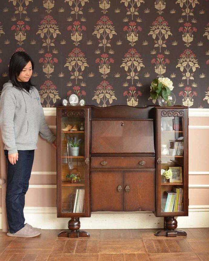 ビューロー　アンティーク家具　アンティークの英国輸入家具、本棚とビューローが付いた多機能なサイドバイサイド。1つで3役こなしちゃう便利な家具パッと見た目はガラスキャビネットなのに、デスク機能も備えたサイドバイサイド。(q-1448-f)