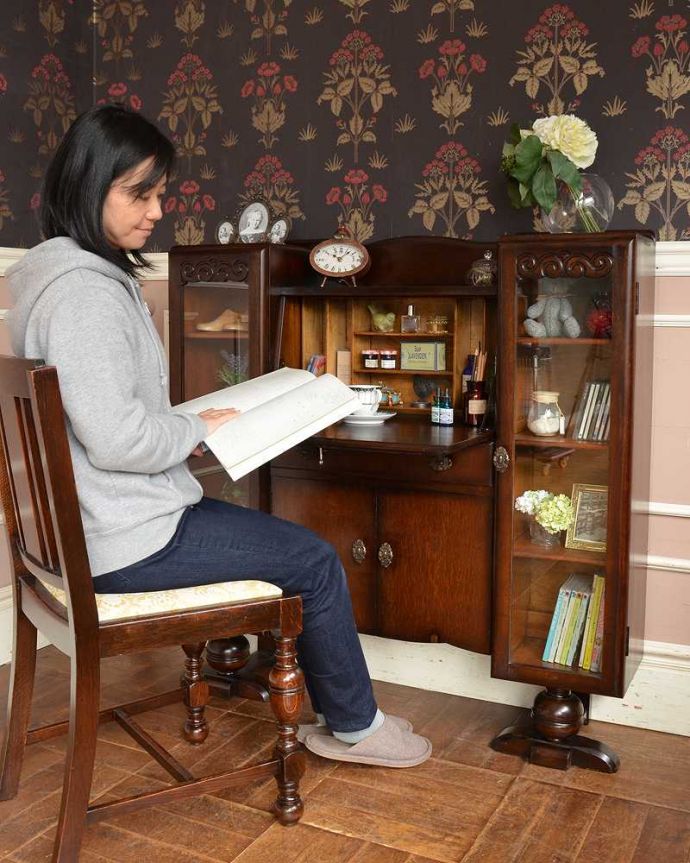 ビューロー　アンティーク家具　アンティークの英国輸入家具、本棚とビューローが付いた多機能なサイドバイサイド。あっという間に自分だけのデスクスペース扉を前に倒すと小さなビューローが。(q-1448-f)