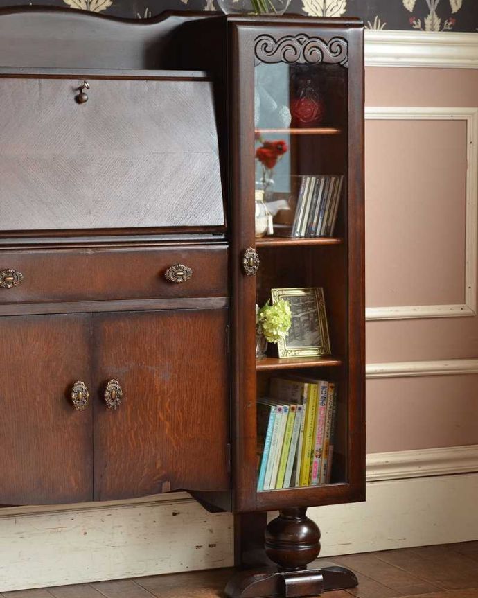 ビューロー　アンティーク家具　アンティークの英国輸入家具、本棚とビューローが付いた多機能なサイドバイサイド。アンティークらしいガラス扉の美しさ見た目はガラス扉のキャビネット。(q-1448-f)