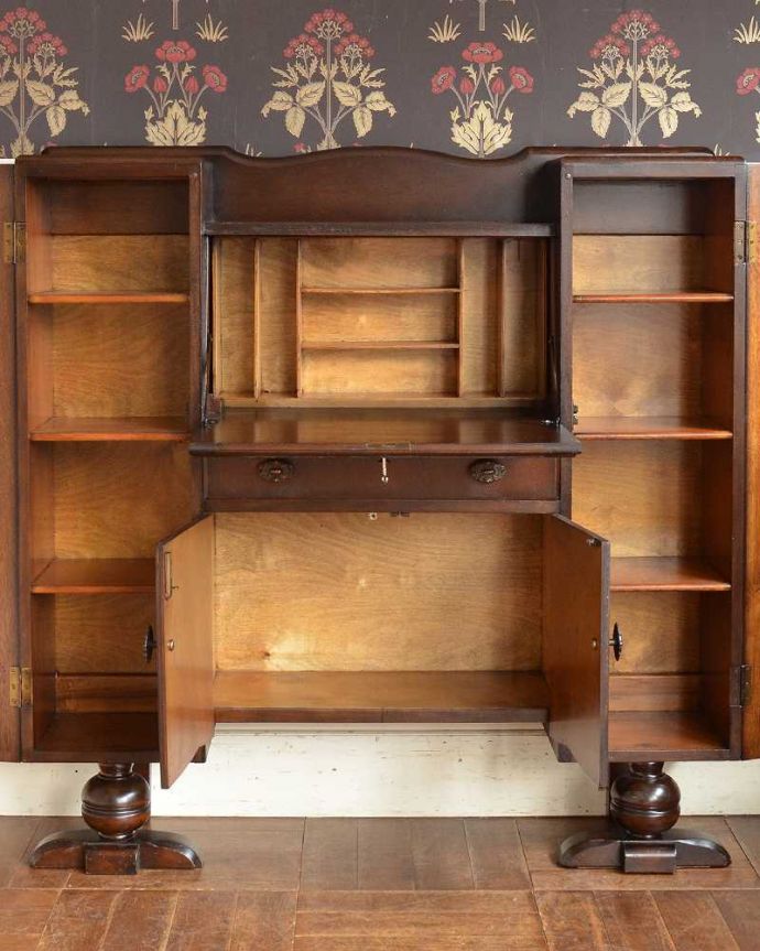 ビューロー　アンティーク家具　アンティークの英国輸入家具、本棚とビューローが付いた多機能なサイドバイサイド。扉を開けてみると･･･専門の職人がしっかり修復したので、扉の中もこんな感じでキレイです。(q-1448-f)