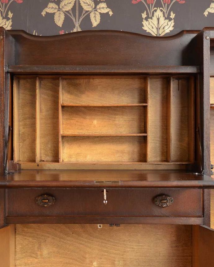 ビューロー　アンティーク家具　アンティークの英国輸入家具、本棚とビューローが付いた多機能なサイドバイサイド。デスク部分にはお片付け上手のヒミツ細々としたものがキレイに収納できるように細かく仕切られているので、いろんなものをスッキリ片付けられます。(q-1448-f)