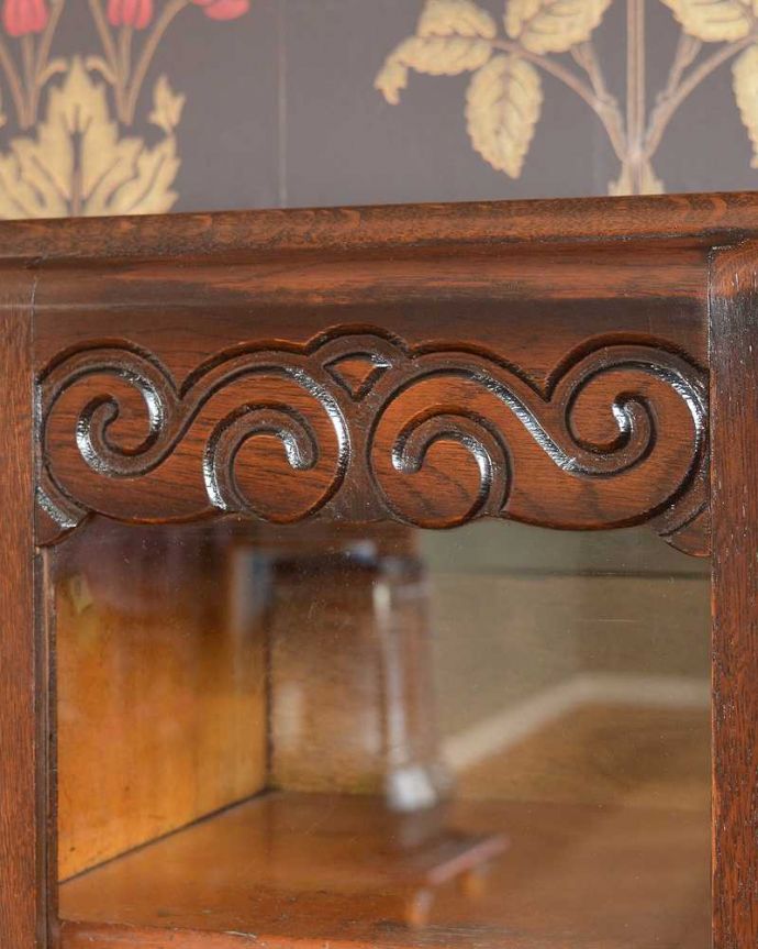 ビューロー　アンティーク家具　アンティークの英国輸入家具、本棚とビューローが付いた多機能なサイドバイサイド。惚れ惚れしちゃう美しさこんなに堅い無垢材に一体どうやって彫ったんだろう？と不思議になるくらい細かい彫にうっとりです。(q-1448-f)