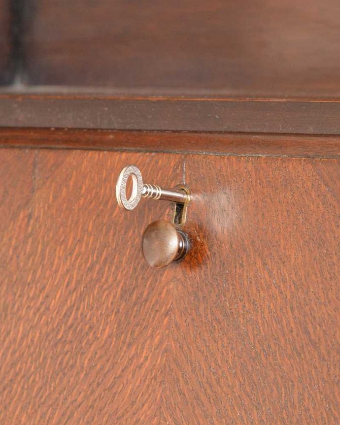 ビューロー　アンティーク家具　アンティークの英国輸入家具、本棚とビューローが付いた多機能なサイドバイサイド。鍵を使って開けてみましょうアンティークの鍵が一つ付いています。(q-1448-f)