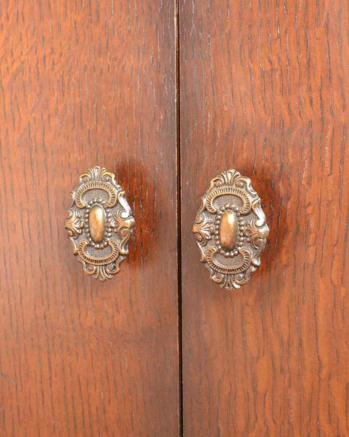 ビューロー　アンティーク家具　アンティークの英国輸入家具、本棚とビューローが付いた多機能なサイドバイサイド。アンティークらしいデザイン取っ手のデザインも美しいです。(q-1448-f)