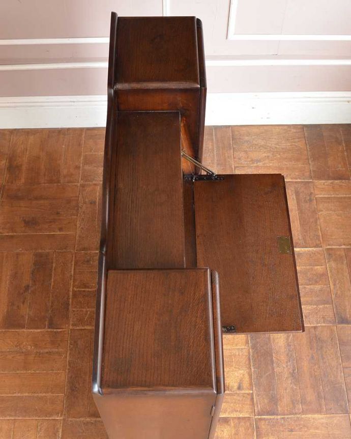 ビューロー　アンティーク家具　アンティークの英国輸入家具、本棚とビューローが付いた多機能なサイドバイサイド。上から見てみましょう天板の上から見てみるとこんな感じで奥行きが浅い家具なんです。(q-1448-f)