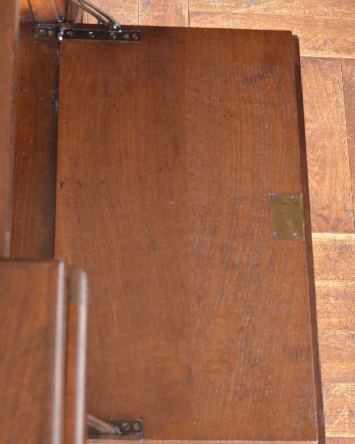 ビューロー　アンティーク家具　アンティークの英国輸入家具、本棚とビューローが付いた多機能なサイドバイサイド。やっぱり気になるデスク部分デスク部分の天板を近づいて見てみるとこんな感じです。(q-1448-f)