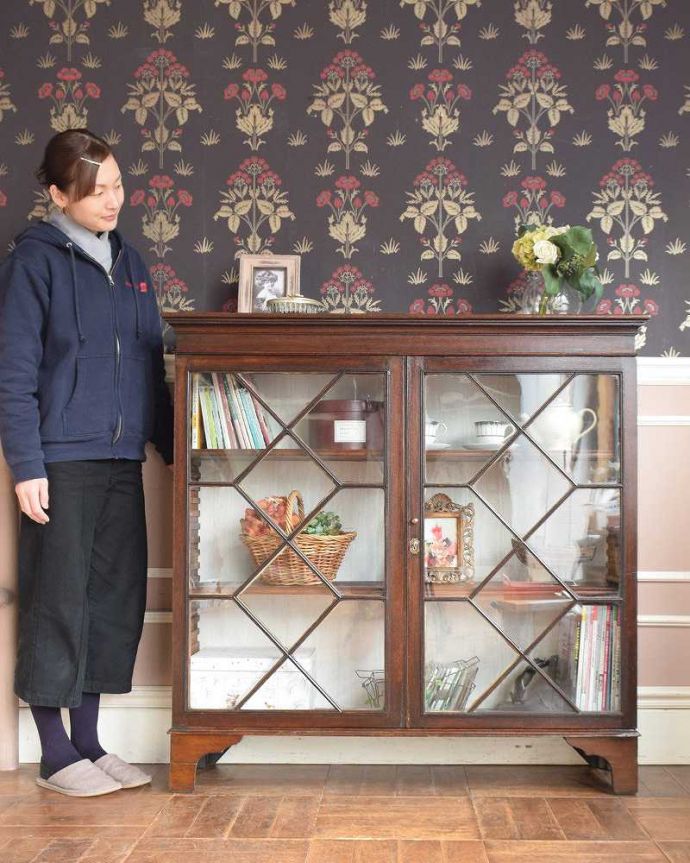アンティークのキャビネット　アンティーク家具　シノワズリなアンティーク英国家具、ガラス扉のブックケース（本棚）。オリエンタルな大人の雰囲気漂うシノワズリシルクロードからヨーロッパに伝わったデザインのキャビネットは、置くだけでワンランク上の洗練されたお部屋を演出してくれます。(q-1449-f)