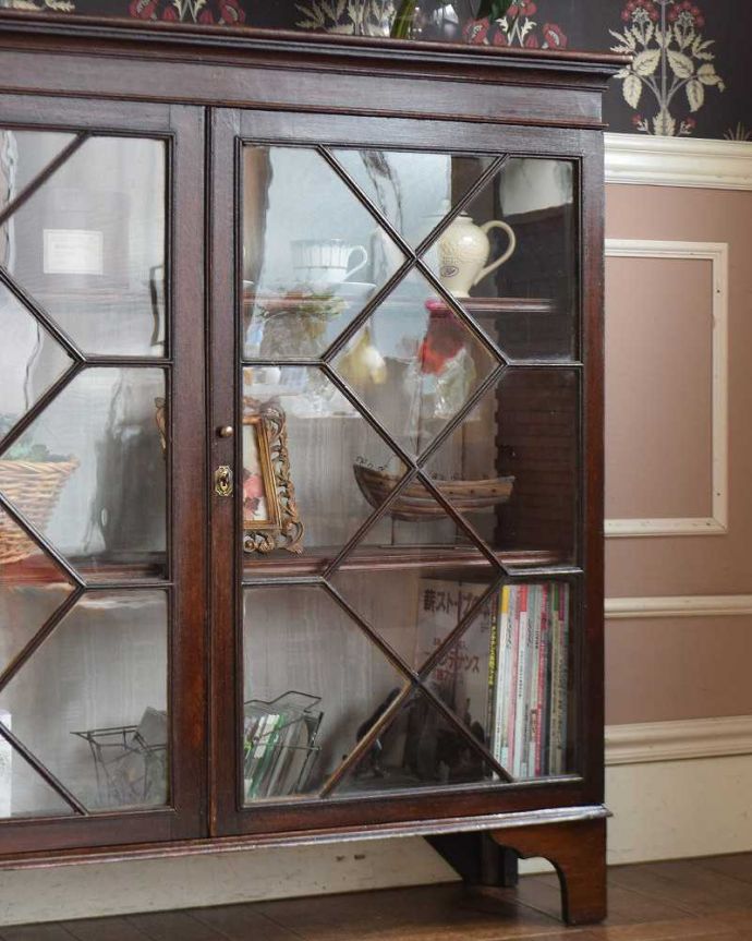 アンティークのキャビネット　アンティーク家具　シノワズリなアンティーク英国家具、ガラス扉のブックケース（本棚）。直線で描かれたガラス面の美しさにうっとり･･･ヨーロッパの人たちが憧れた東洋の美しさに西洋デザインが混じりあってできたシノワズリデザイン。(q-1449-f)