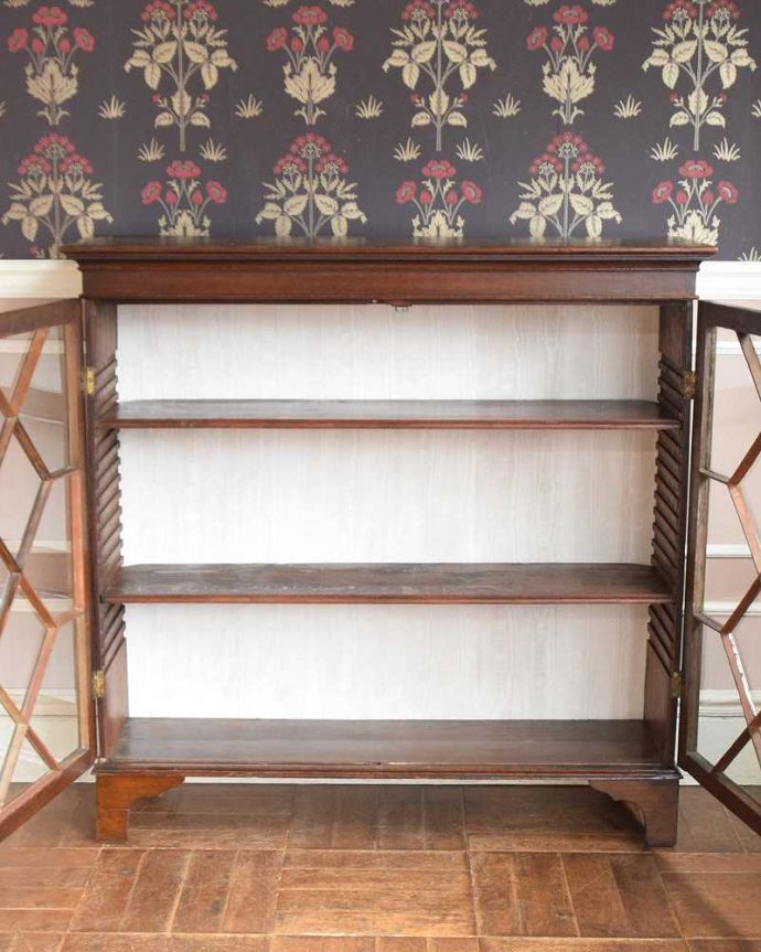 アンティークのキャビネット　アンティーク家具　シノワズリなアンティーク英国家具、ガラス扉のブックケース（本棚）。扉の中は、しっかりと収納できる棚板重いものもたっぷり収納できる木製の棚板タイプ。(q-1449-f)