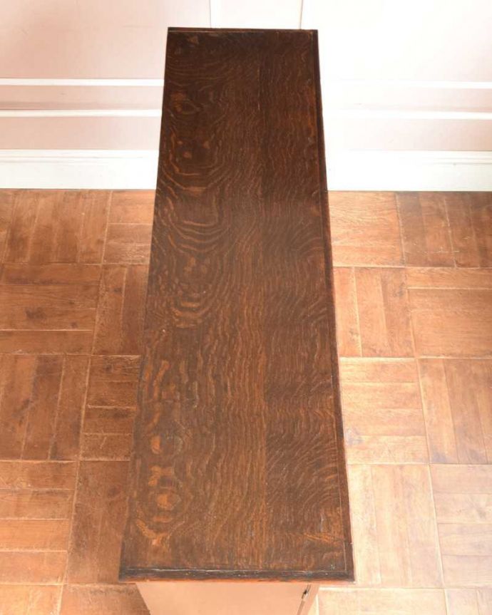 アンティークのキャビネット　アンティーク家具　シノワズリなアンティーク英国家具、ガラス扉のブックケース（本棚）。天板もキレイに仕上げました。(q-1449-f)