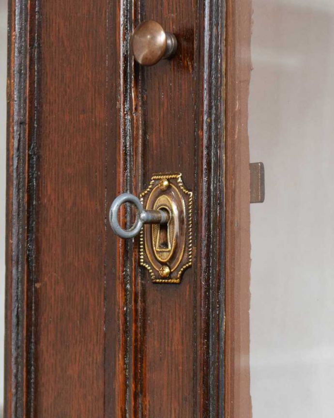 アンティークのキャビネット　アンティーク家具　シノワズリなアンティーク英国家具、ガラス扉のブックケース（本棚）。小さなパーツにもこだわりカギも使えるように修復しました。(q-1449-f)