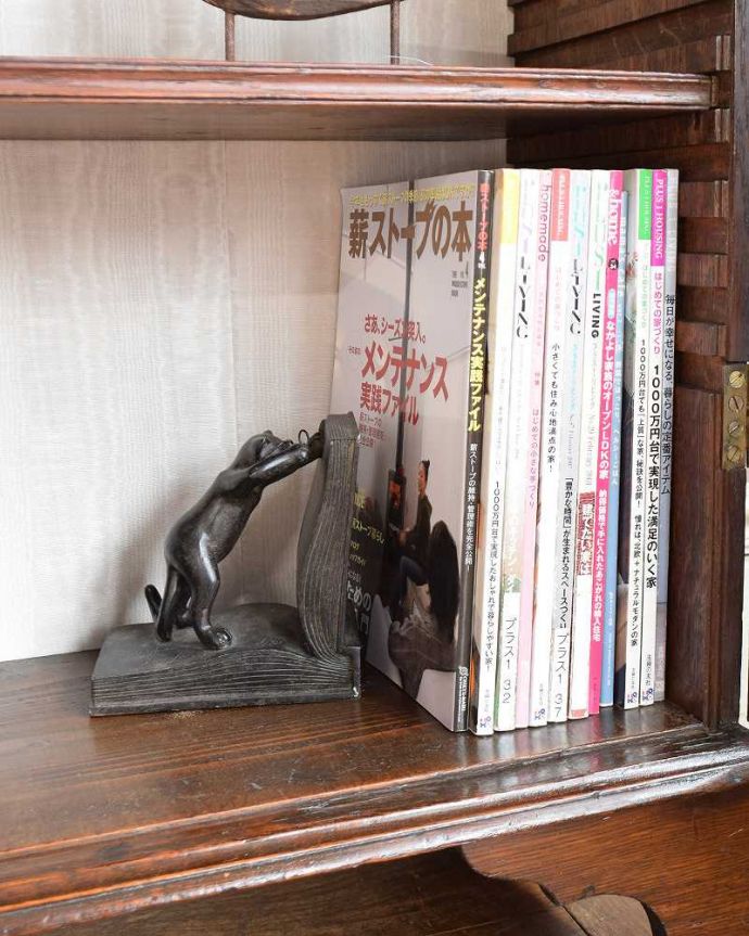 アンティークのキャビネット　アンティーク家具　シノワズリなアンティーク英国家具、ガラス扉のブックケース（本棚）。扉の中は収納たっぷりA4サイズの雑誌までしっかり収納出来ちゃう大きさ。(q-1449-f)