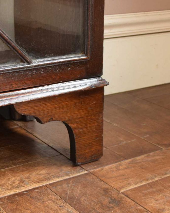 アンティークのキャビネット　アンティーク家具　シノワズリなアンティーク英国家具、ガラス扉のブックケース（本棚）。女性１人でラクラク運べちゃうんですHandleのアンティークは、脚の裏にフェルトキーパーをお付けしています。(q-1449-f)