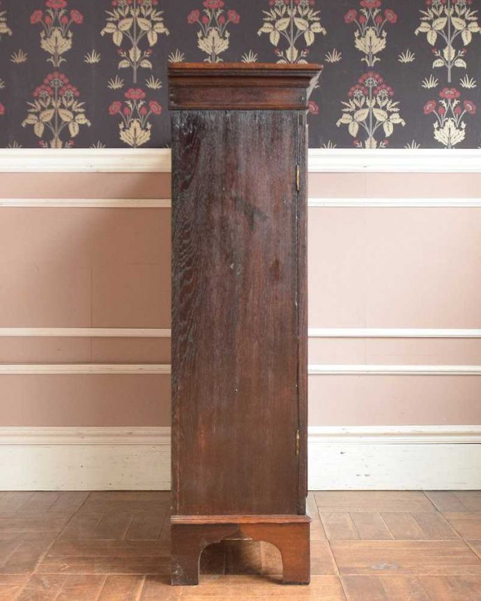 アンティークのキャビネット　アンティーク家具　シノワズリなアンティーク英国家具、ガラス扉のブックケース（本棚）。横から見てもステキ横から見るとこんな感じ。(q-1449-f)