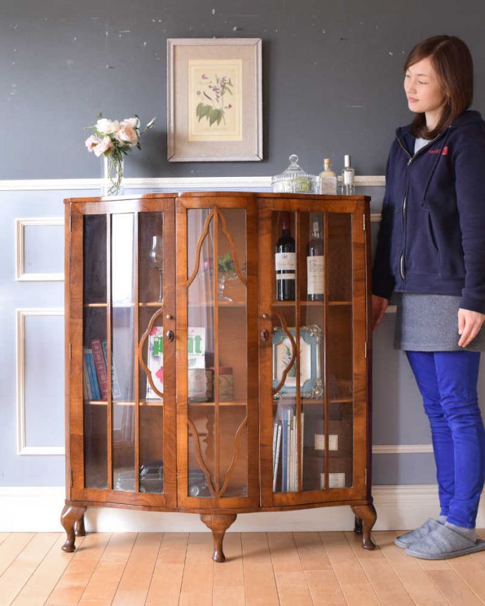 アンティークのキャビネット　アンティーク家具　素敵なイギリスのアンティーク家具、美しいシルエットのブックケース。お気に入りの本や雑貨や本を並べてみましょ。(q-1450-f)