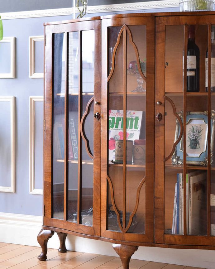 アンティークのキャビネット　アンティーク家具　素敵なイギリスのアンティーク家具、美しいシルエットのブックケース。扉に描かれた模様の美しさガラスの扉に描かれた美しい木の模様。(q-1450-f)