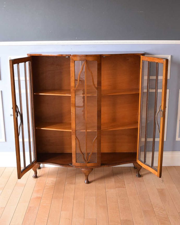 アンティークのキャビネット　アンティーク家具　素敵なイギリスのアンティーク家具、美しいシルエットのブックケース。扉の中は、しっかりと収納できる棚板重いものもたっぷり収納できる木製の棚板タイプ。(q-1450-f)