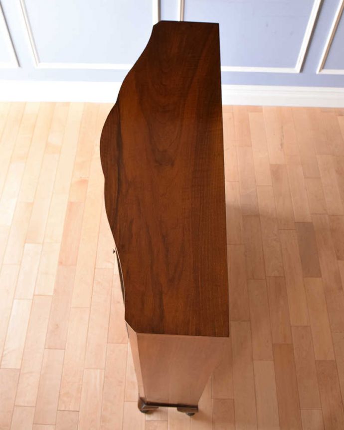 アンティークのキャビネット　アンティーク家具　素敵なイギリスのアンティーク家具、美しいシルエットのブックケース。天板もキレイに仕上げました。(q-1450-f)