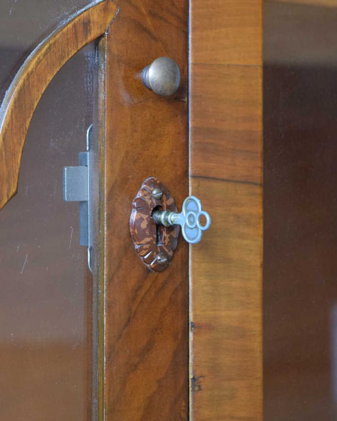 アンティークのキャビネット　アンティーク家具　素敵なイギリスのアンティーク家具、美しいシルエットのブックケース。小さなパーツにもこだわりカギも使えるように修復しました。(q-1450-f)