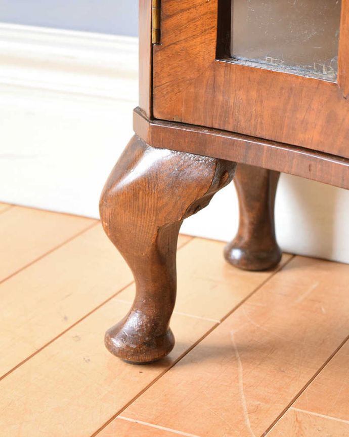 アンティークのキャビネット　アンティーク家具　素敵なイギリスのアンティーク家具、美しいシルエットのブックケース。女性１人でラクラク運べちゃうんですHandleのアンティークは、脚の裏にフェルトキーパーをお付けしています。(q-1450-f)