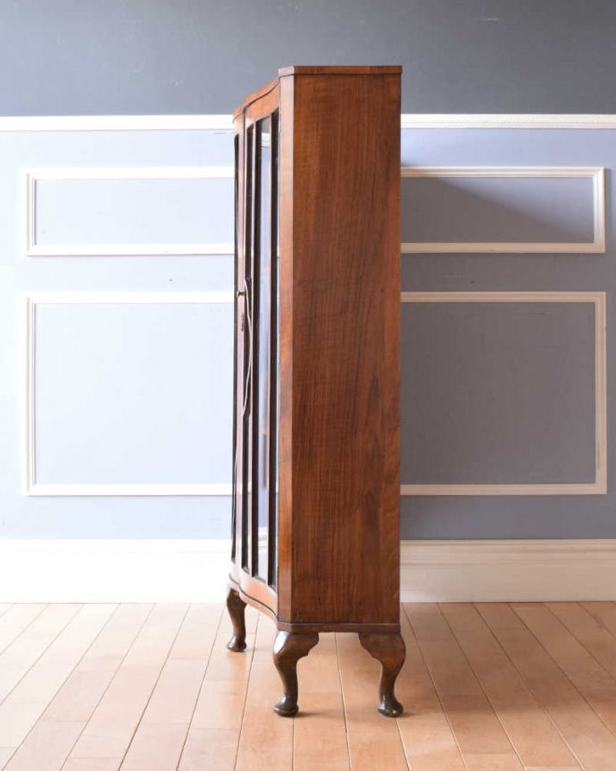 アンティークのキャビネット　アンティーク家具　素敵なイギリスのアンティーク家具、美しいシルエットのブックケース。横から見てもステキ横から見るとこんな感じ。(q-1450-f)