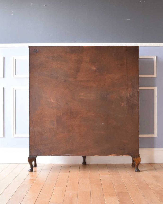 アンティークのキャビネット　アンティーク家具　素敵なイギリスのアンティーク家具、美しいシルエットのブックケース。後ろ姿にも気を使ってますアンティークは新品ではないので、もちろん経年変化によるキズはありますが、専門の職人がキレイにお直しをしているので、後ろ姿までキレイです。(q-1450-f)