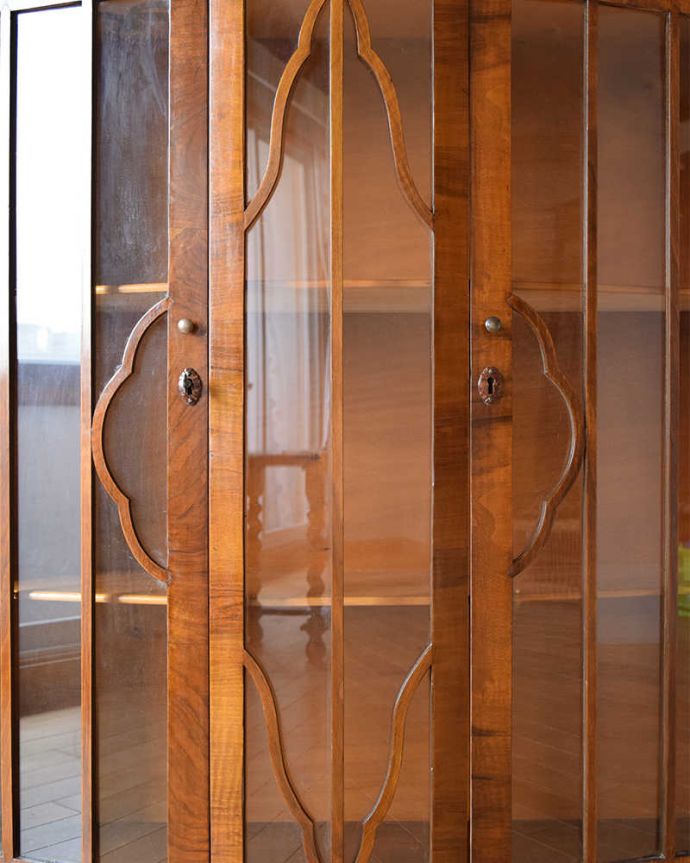 アンティークのキャビネット　アンティーク家具　素敵なイギリスのアンティーク家具、美しいシルエットのブックケース。いろんな場所にこだわり彫のデザインもいろいろです。(q-1450-f)